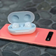 Imagen para el artículo titulado Los nuevos auriculares Galaxy Buds de Samsung son su mejor intento hasta ahora de superar a los Airpods